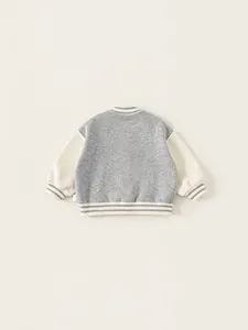Veste baseball pour enfant avec design bicolore gris et crème et finitions rayées