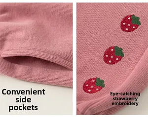 Detail der rosa Strickhose mit praktischen Seitentaschen und süßer Erdbeerbestickung