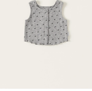 Détail du gilet bébé en maille côtelée grise avec motifs nœuds et boutons