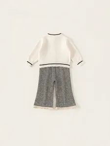 Zweiteiliges Strickset für Mädchen mit cremefarbenem Pullover und gestreifter Fransen-Hose