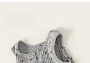 Gros plan d'un gilet gris en maille côtelée pour bébé avec petits nœuds et bouton