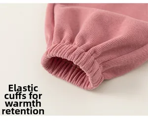 Detail der rosa Mädchen-Jogginghose mit elastischen Rippbündchen für Wärme und Komfort