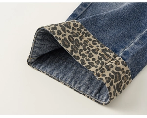Gros plan du revers de jean foncé avec doublure élégante à motif imprimé léopard