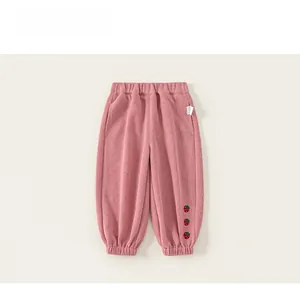 Detail der rosa Kinder-Jogginghose mit Erdbeer-Stickerei und elastischem Bund