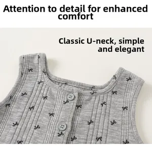 Détail du gilet en tricot gris avec imprimé nœud, col en U et boutons pour enfants
