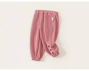 Detail der Erdbeerstickerei auf der weichen rosa Kinderhose aus Fleece-Stoff