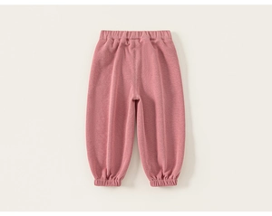 Detailansicht der rosa Kleinkind-Jogginghose mit weicher Samtstruktur und Gummibündchen