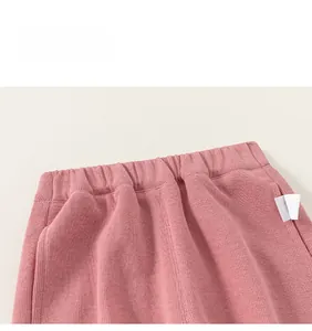 Detailaufnahme des elastischen Bunds an einer rosa Strickhose mit Rippstruktur