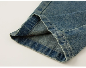 Detailaufnahme von blauem gewaschenem Denim mit hochwertigen Doppelstich-Nähten am Saum