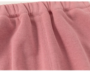 Detailansicht der rosa Strickhose mit elastischem Bund und feiner Nahtverarbeitung