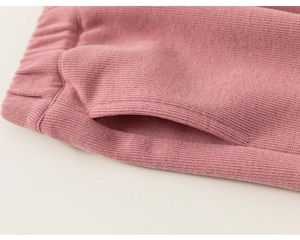 Detail der süßen rosa Jogginghose für Mädchen mit Gummibund und Erdbeerbestickung
