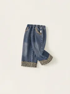 Jean large mode pour filles avec empiècement léopard et denim bleu délavé classique