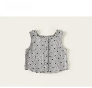 Vue détaillée d'un gilet gris côtelé pour enfant avec motifs nœuds noirs
