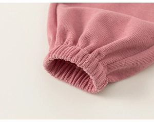 Detailansicht der rosa Kinderhose mit elastischen Rippstrickbündchen und weicher Textur