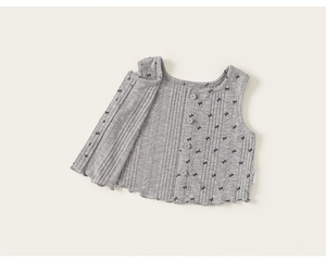 Détail du gilet gris pour filles en tricot côtelé avec imprimé nœuds et boutons