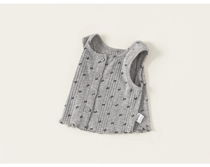 Détail du gilet bébé gris en coton côtelé avec motifs nœuds et finitions volantées