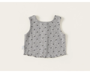 Détail du gilet bébé en maille côtelée grise avec nœuds noirs et bordure ondulée