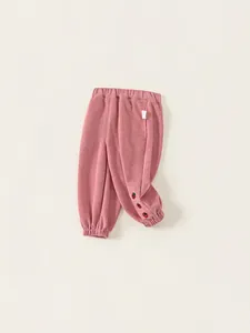 Rosa Kinder-Jogginghose mit Erdbeerstickerei und elastischen Bündchen für den Frühling
