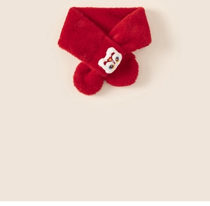 Détail d'une écharpe croisée rouge en peluche avec broderie de lion blanc et texture douce