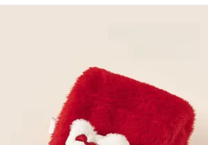 Gros plan sur la broderie de lion sur le tour de cou en fausse fourrure pour enfant