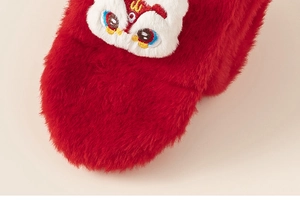Détail macro d'une écharpe en peluche rouge avec broderie de danse du lion