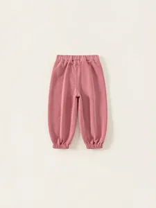 Süße rosa Mädchen Jogginghose mit Erdbeer Stickerei und elastischen Bündchen für Kinder