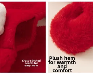 Détail d'une écharpe en peluche rouge avec motif croisé matelassé et fausse fourrure