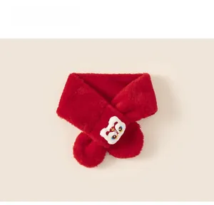Gros plan sur l'écharpe en peluche rouge pour enfants avec broderie danse du lion