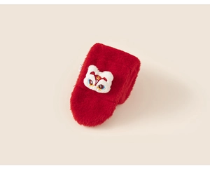 Détail d'une écharpe en peluche rouge avec écusson brodé de lion de danse chinois
