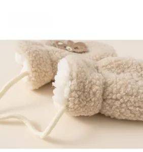 Detail of warm lamb wool mittens for babies with hanging rope and cute bear patch