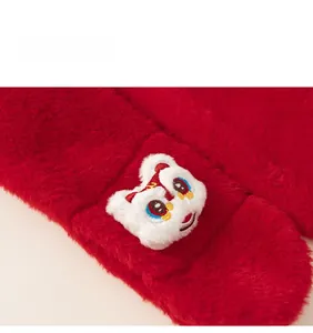 Gros plan sur la texture en fausse fourrure rouge avec patch de lion de dessin animé