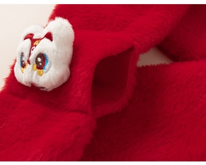 Détail de broderie de danse du lion sur une écharpe rouge épaisse en peluche pour enfant