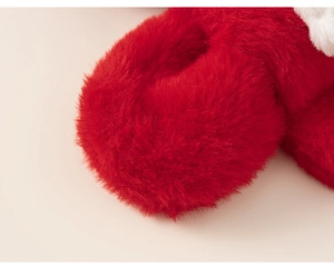 Détail macro de la texture en fausse fourrure rouge d'une écharpe d'hiver épaisse enfant