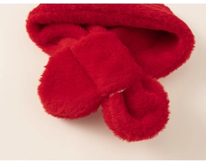 Détail d'une écharpe rouge en peluche de fausse fourrure avec structure croisée douce