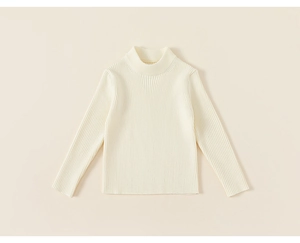 Dettaglio di un maglione beige per bambini in maglia a costine con collo a lupetto