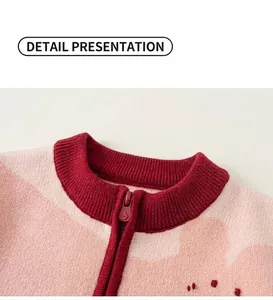 Gros plan du col côtelé et zip métallique sur gilet en maille dégradé rose et bordeaux