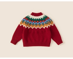 Détail du pull en maille rouge festif avec motifs Fair Isle et finitions en bords-côtes