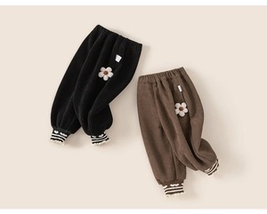 Détail de joggings en velours pour enfants avec fleur 3D et bords-côtes rayés