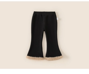 Gros plan d'un pantalon évasé noir côtelé pour fille avec bordure en fausse fourrure beige