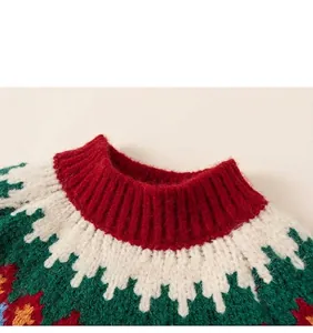 Gros plan du col rouge côtelé et du motif jacquard festif sur le pull en tricot pour enfants