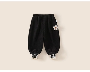 Détail du jogging thermique noir pour fille avec fleur 3D et ourlets volantés à cœurs