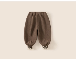 Détail du pantalon en polaire marron pour enfant avec poignets cœur et dentelle