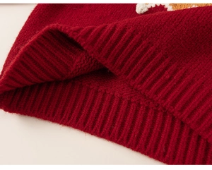 Gros plan sur le tricot rouge épais montrant les détails côtelés et la texture chaude