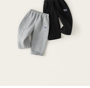 Détail du pantalon de jogging pour enfants avec taille élastique et broderie de chiot