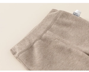 Vue détaillée de la texture en maille côtelée beige et taille élastique pour pantalon enfant