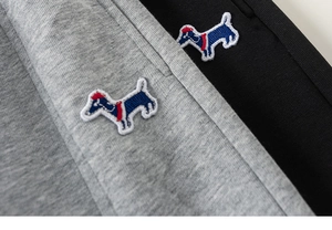 Détail du tissu en coton tricoté de haute qualité avec broderie exquise de teckel en dessin animé