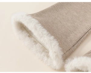 Détail de maille côtelée épaisse et bordure en fausse fourrure sur pull d'hiver enfant