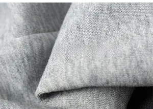 Vue macro de la texture douce en tricot de coton gris chiné pour pantalon enfant