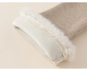 Détail de poignets en tricot côtelé avec doublure polaire épaisse pour fille hiver
