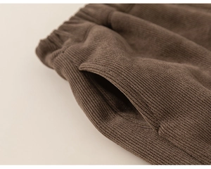 Détail du pantalon en velours côtelé pour enfant avec taille élastique et poches